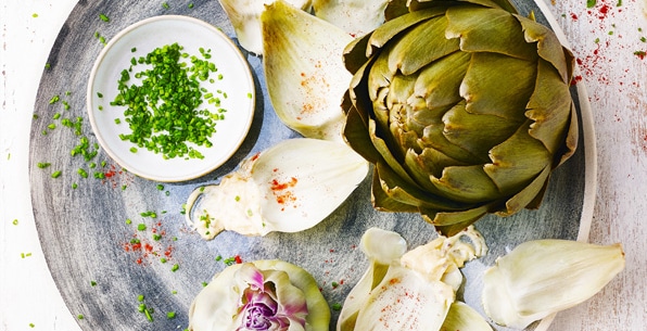 Assiette avec une déclinaison d'artichauts : artichaut entier, feuilles et coeurs d'artichaut