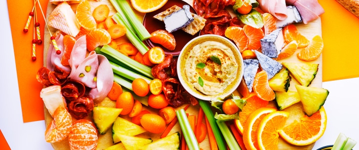 Planche apéro de fruits et légumes, jambon et fromage