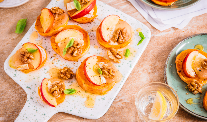 Planches avec des mini pizza pomme