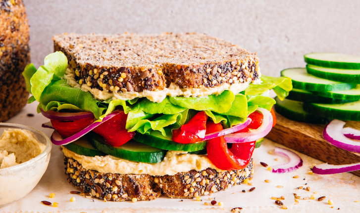 Sandwich au houmous, poivron et salade